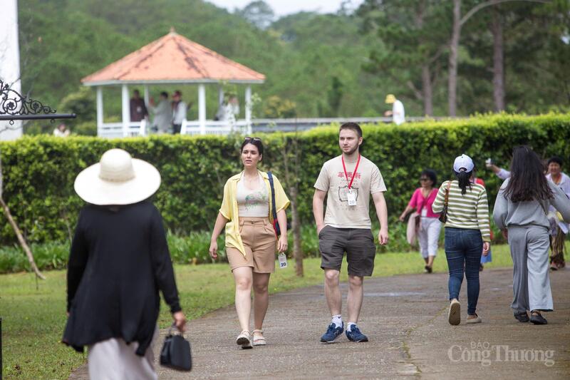 Khách du lịch quốc tế đến tham quan và trải nghiệm tại Lâm Đồng. Ảnh: Lê Sơn.