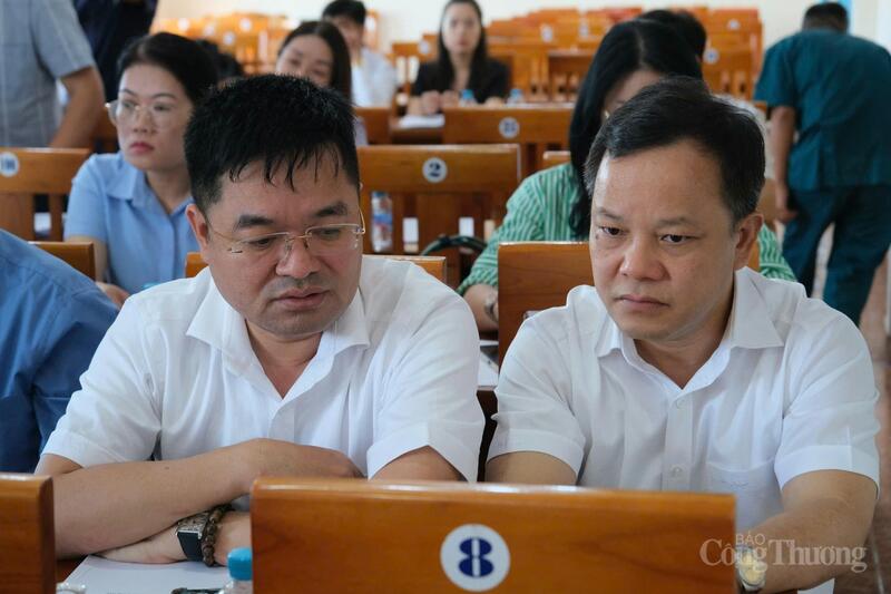 Đồng chí Nguyễn Văn Minh, Tổng Biên tập Báo Công Thương (trái) cùng đồng chí Khiếu Ngọc Sáng, Chánh Văn phòng Bộ Công Thương (phải) tham dự buổi làm việc.