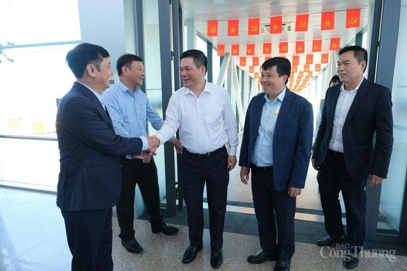 Lãnh đạo tỉnh Lâm Đồng chào đón Bộ trưởng Bộ Công Thương Nguyễn Hồng Diên.