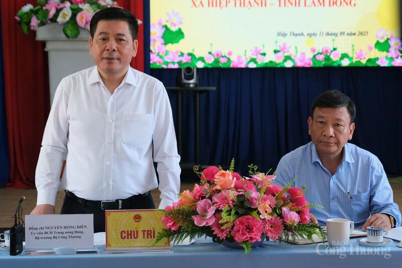 Đồng chí Nguyễn Hồng Diên - Ủy viên Ban Chấp hành Trung ương Đảng, Bộ trưởng Bộ Công Thương phát biểu tại buổi làm việc. Ảnh: Lê Sơn