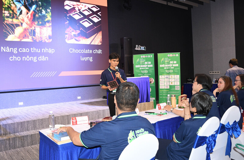 Thí sinh thuyết trình dự án khởi nghiệp tại vòng bán kết trước hội đồng giám khảo. Ảnh: Minh Khuê.