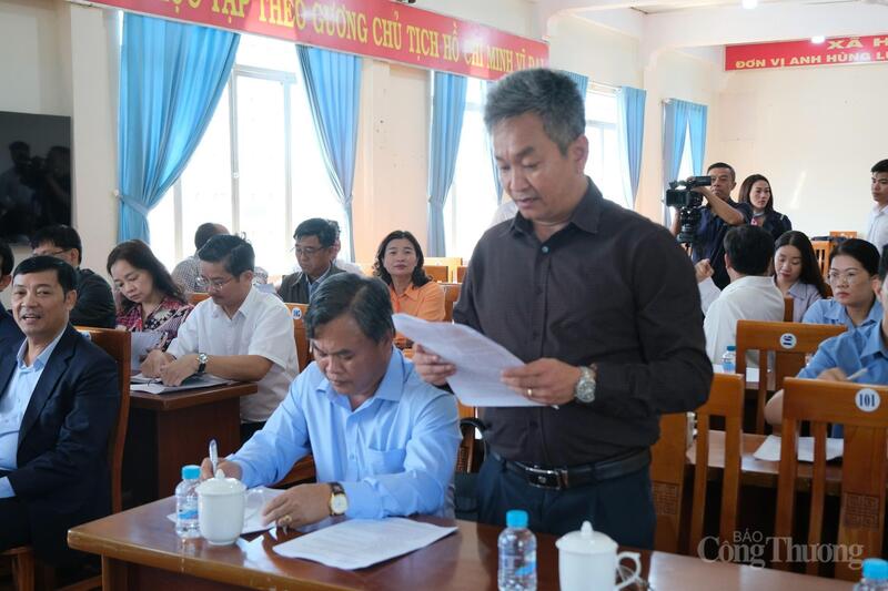 Ông Nguyễn Quang Hiệp, Chủ tịch UBND xã Hiệp Thạnh đã báo cáo về tình hình kinh tế - xã hội, an ninh quốc phòng trên địa bàn xã. Ảnh: Lê Sơn