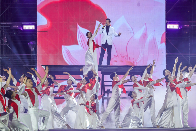 Với cấu trúc 3 chương, gần 20 tiết mục được dàn dựng công phu, đêm diễn đã tái hiện chặng đường lịch sử 80 năm của dân tộc, đồng thời khơi dậy niềm tự hào và khát vọng về một tương lai hùng cường.