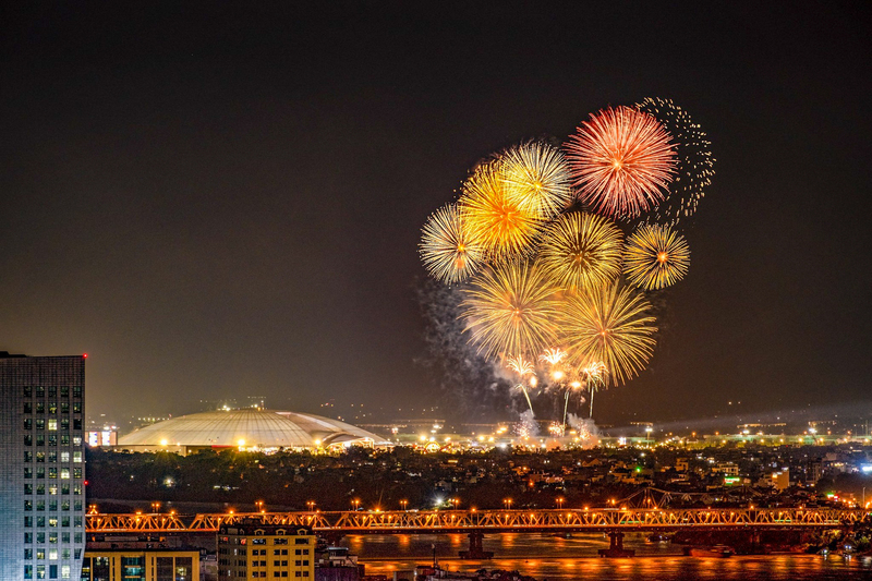 Từ xa nhìn lại, cả vùng trời Đông Anh sáng rực. Màn trình diễn pháo hoa chỉ kéo dài ít phút nhưng để lại dư âm khó quên trong lòng người dân Thủ đô. Với nhiều người, đó không chỉ là khoảnh khắc kết thúc một triển lãm lớn mà còn là dấu ấn nhắc nhớ về 80 năm lịch sử vẻ vang.