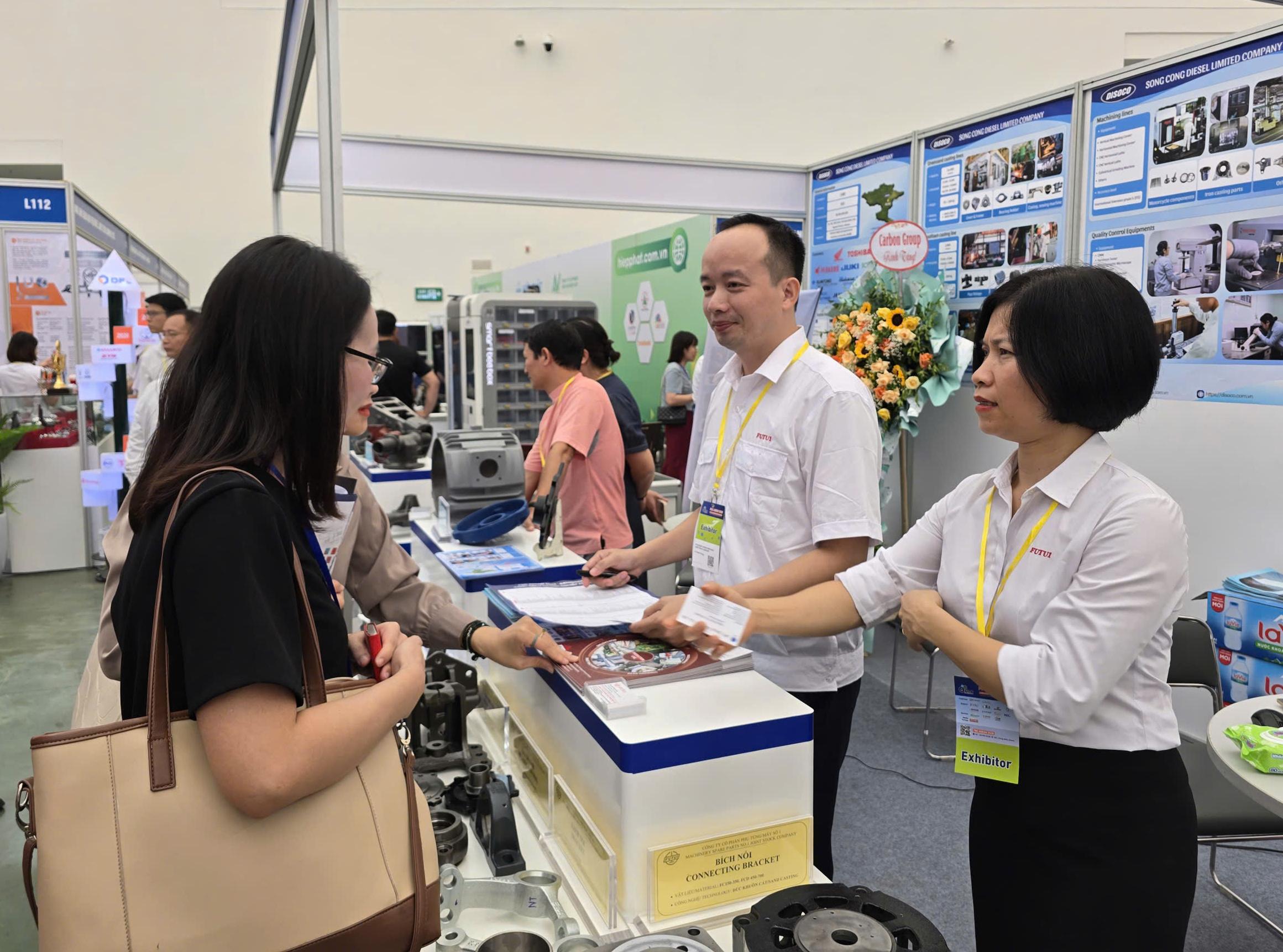 Khách thăm quan gian hàng VEAM tại Hội chợ triển lãm công nghiệp hỗ trợ Hà Nội 2025.