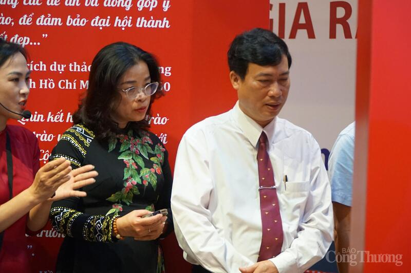 Bà Huỳnh Thị Chiến Hòa - Phó Bí thư Tỉnh ủy và ông Trần Hồng Tiến - Giám đốc Sở văn hóa, Thể thao và Du lịch tỉnh Đắk Lắk lắng nghe thuyết minh tại triển lãm.