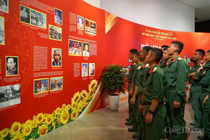 Chiến sĩ thuộc Bộ Chỉ huy Quân sự tỉnh Đắk Lắk tham quan tại triển lãm.