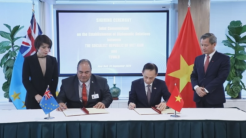 Bí thư Trung ương Đảng, Quyền Bộ trưởng Bộ Ngoại giao Lê Hoài Trung và Bộ trưởng Ngoại giao, Lao động và Thương mại Tuvalu Paulson Panapa đã ký Thông cáo chung thiết lập quan hệ ngoại giao. Ảnh: Bộ Ngoại giao.