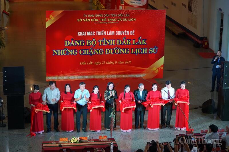 Các đại biểu cắt băng khai mạc triển lãm chuyên đề “Đảng bộ tỉnh Đắk Lắk - Những chặng đường lịch sử”.