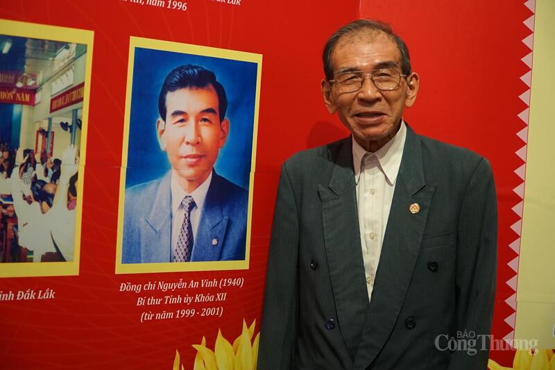 Ông Nguyễn An Vinh - nguyên Bí thư Tỉnh ủy Đắk Lắk tại không gian trưng bày ảnh các lãnh đạo tỉnh qua các thời kỳ.