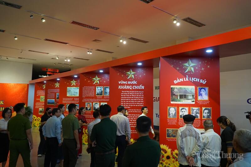 Người dân, cán bộ, chiến sĩ lực lượng vũ trang tỉnh Đắk Lắk tham quan triển lãm.