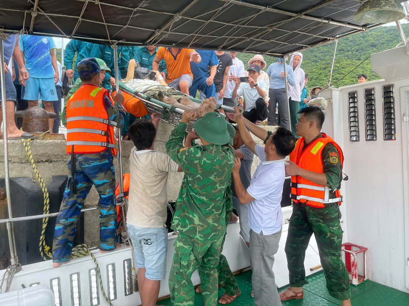 Trong thời tiết bất lợi, biển động, Bộ đội Biên phòng TP. Đà Nẵng đã kịp thời đưa 2 bệnh nhân nặng tại xã đảo Tân Hiệp (Cù Lao Chàm) vào bờ cấp cứu, chữa trị. Ảnh: Bộ đội Biên phòng Đà Nẵng