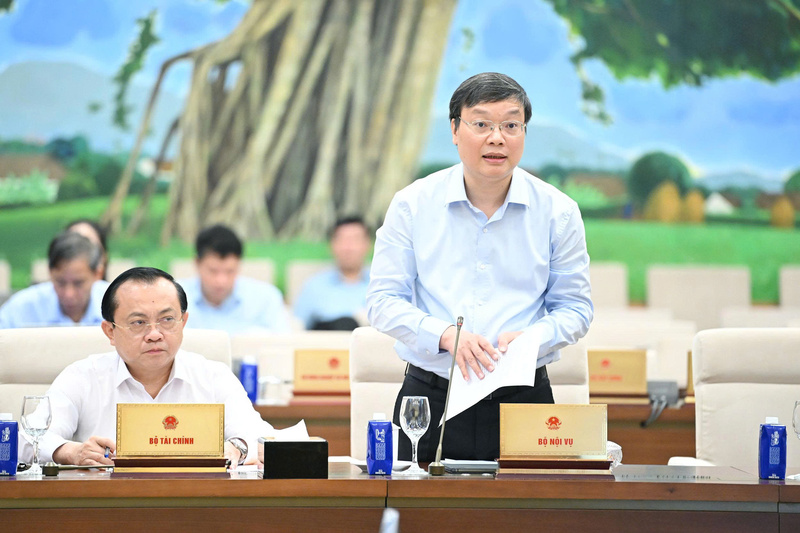 Thứ trưởng Bộ Nội vụ Trương Hải Long trình bày dự thảo tóm tắt Luật Viên chức (sửa đổi).