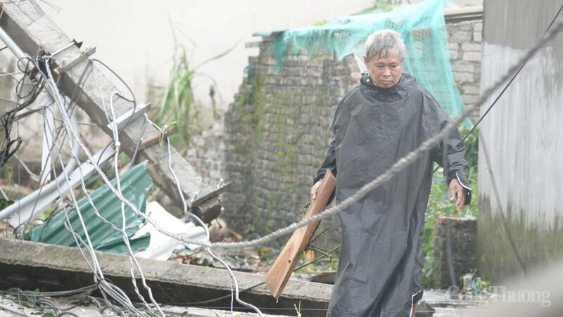 Thanh Hóa: Lốc xoáy thổi bay căn nhà cụ già vừa dựng sau nhiều năm - 17