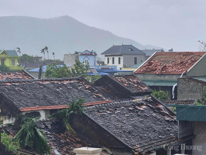 Mái ngói của hàng chục hộ dân tại xã Hoằng Giang đã bị cuốn bay
