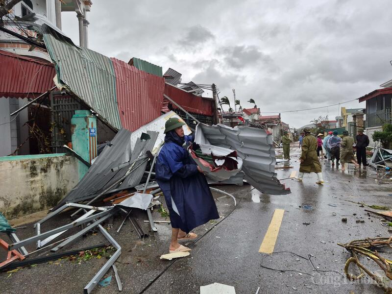 Trưa ngày 29/9, lực lượng chức năng đang cùng người dân nỗ lực dọn dẹp, khắc phục trận giông lốc tối qua