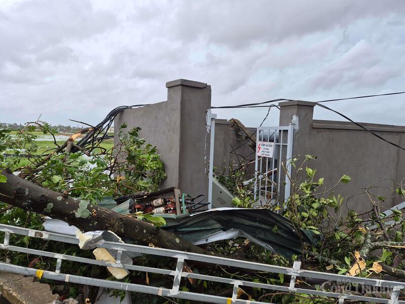 Một trạm biến áp đã bị hư hỏng nặng, khiến mất điện trên diện rộng