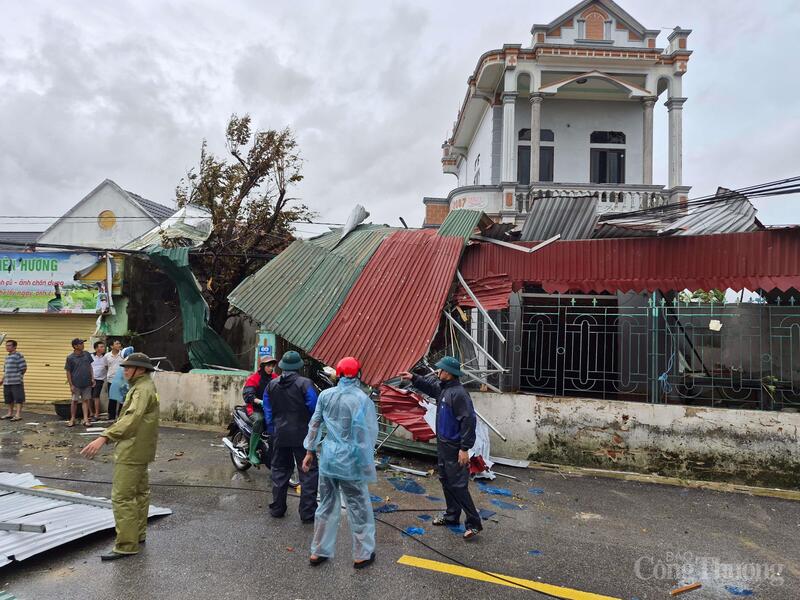 Nhiều mái tôn chưa bay hẳn, vắt vẻo bên tường rào, lực lượng chức năng quyết định tháo xuống để đảm bảo an toàn
