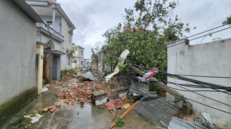 Thanh Hóa: Lốc xoáy thổi bay căn nhà cụ già vừa dựng sau nhiều năm - 13
