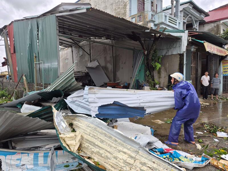 Tại thôn Vĩnh Gia, những mái tôn ngổn ngang, chắn ngang đường, lực lượng chức năng đang dẹp tạm vào bên đường, chờ xử lý sau