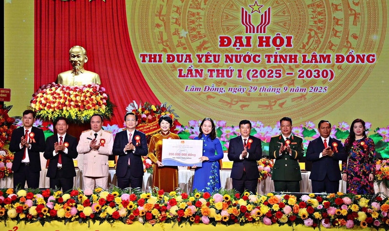 Phó Chủ tịch nước Võ Thị Ánh Xuân tặng 200 suất quà cho học sinh nghèo tỉnh Lâm Đồng. Ảnh: Chính Thành