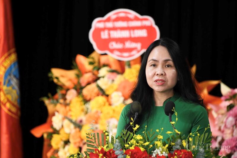 Bà Lê Hoàng Oanh - Cục trưởng Cục Thương mại điện tử và Kinh tế số phát biểu tại Đại hội thi đua yêu nước ngành Công Thương lần thứ IV