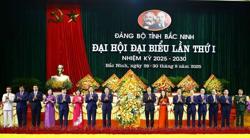 Đồng chí Nguyễn Duy Ngọc, Ủy viên Bộ Chính trị, Bí thư Trung ương Đảng, Chủ nhiệm Ủy ban Kiểm tra Trung ương tặng hoa chúc mừng Đại hội. (Ảnh: Tống Thoan)