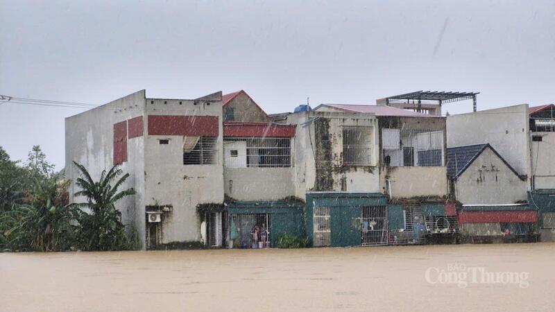 Đến sáng 30/9, đã có hơn 4.000 hộ dân tại tỉnh Thanh Hóa bị cô lập do ảnh hưởng của bão số 10, mưa lớn gây ngập lụt