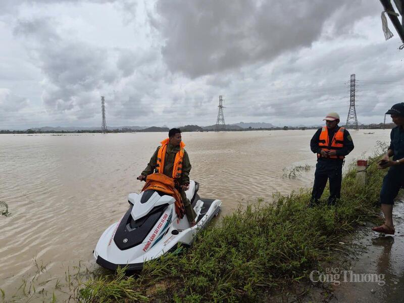 Huy động tối đa nhân lực, vật lực hỗ trợ người dân vùng rốn lũ