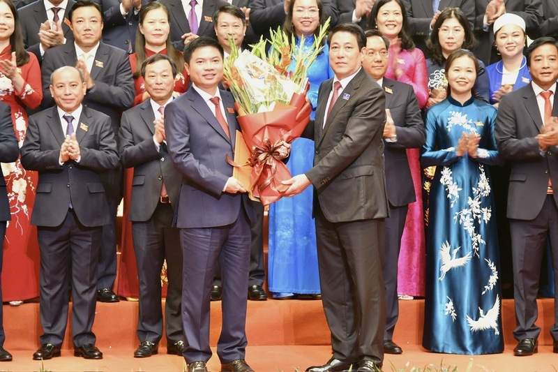 Chủ tịch nước Lương Cường tặng hoa chúc mừng tân Bí thư tỉnh ủy Phú Thọ Trương Quốc Huy.