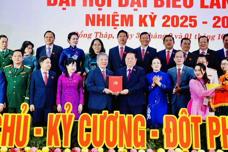 Ông Nguyễn Trọng Nghĩa, Trưởng Ban Tuyên giáo và Dân vận Trung ương trao quyết định cho tân Bí thư Tỉnh ủy Đồng Tháp Ngô Chí Cường tại Đại hội. Ảnh: Khánh Ngọc