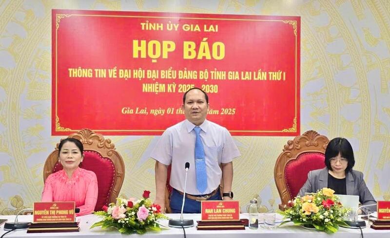 Ông Rah Lan Chung, Phó Bí thư Thường trực Tỉnh ủy, Chủ tịch HĐND tỉnh Gia Lai phát biểu tại buổi họp báo. Ảnh: Hoàng Phát