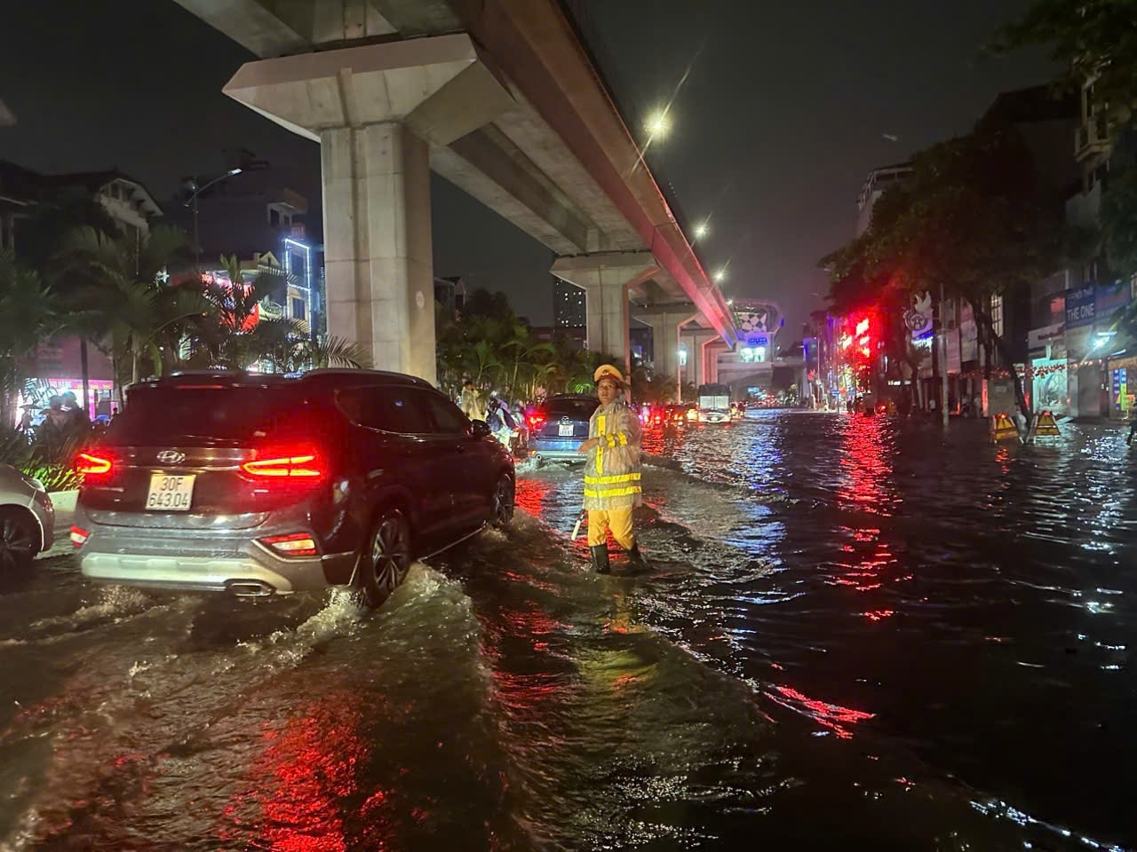 Đến tối 30-9, lực lượng Cảnh sát giao thông vẫn hiện diện tại nhiều điểm ngập úng. Ảnh: NT