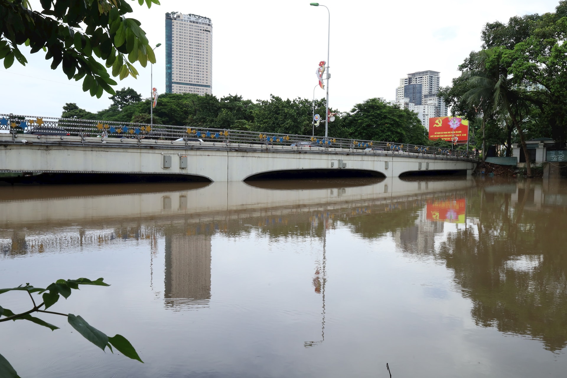 Lũ trên sông Nhuệ trưa 2-10 vẫn ở mức cao. Ảnh: Kim Nhuệ