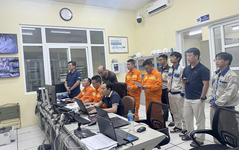 Lãnh đạo và kỹ sư NPTPMB ở thời khắc đóng điện