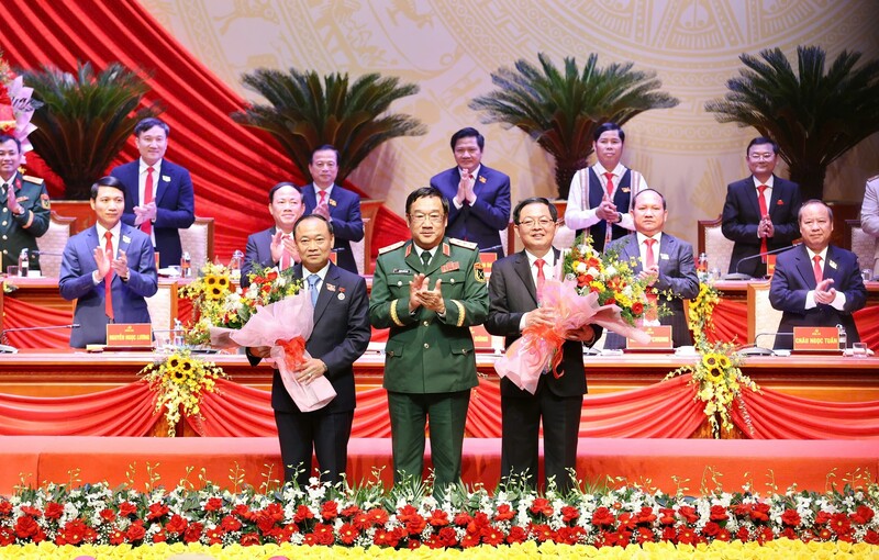 Thượng tướng Phạm Hoài Nam, Ủy viên Quân ủy Trung ương, Thứ trưởng Bộ Quốc phòng tặng hoa chức mừng đồng chí Hồ Quốc Dũng và đồng chí Thái Đại Ngọc.