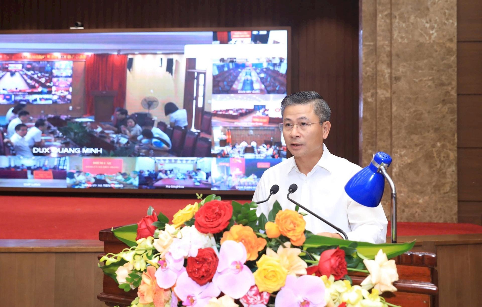 Giám đốc Sở Xây dựng Nguyễn Phi Thường báo cáo tại hội nghị. Ảnh: Viết Thành