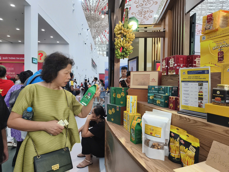 TP. Hà Nội, quý III/2025, là địa phương tổ chức lễ kỷ niệm 80 năm Cách mạng Tháng Tám và Quốc khánh 2/9 nên các hoạt động dịch vụ diễn ra sôi động thu hút lượng lớn khách du lịch, góp phần thúc đẩy khu vực dịch vụ tăng mạnh. Ảnh: Nguyễn Hoà