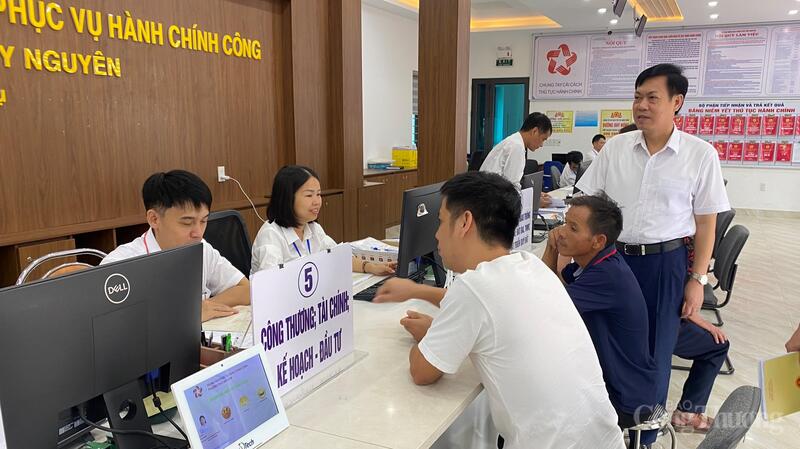 Người dân thực hiện thủ tục hành chính công thương, tài chính, kế hoạch đầu tư tại Trung tâm Phục vụ hành chính công phường Thủy Nguyên, TP. Hải Phòng.