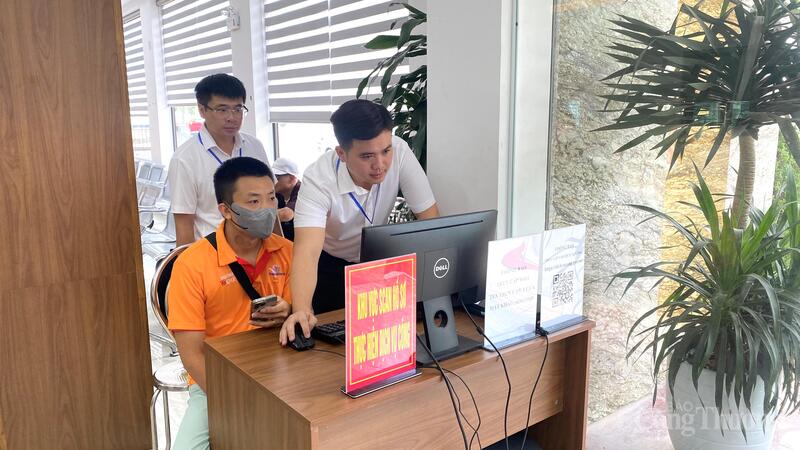 Người dân được hỗ trợ thủ tục hành chính.