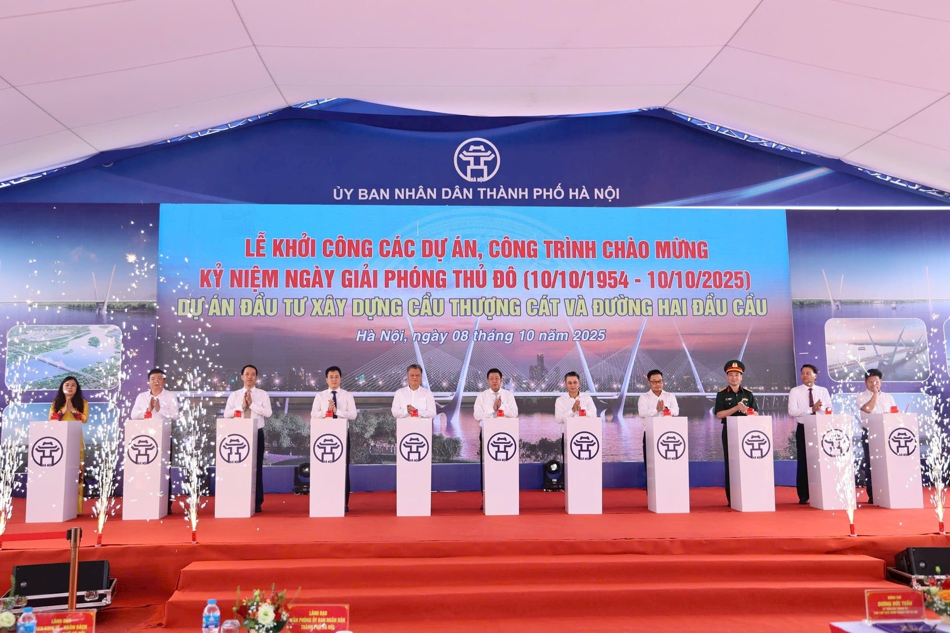 Các đại biểu thực hiện nghi thức khởi công