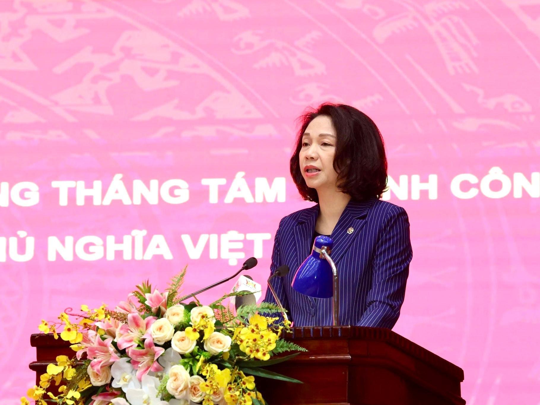 Phó Chủ tịch UBND thành phố Hà Nội Vũ Thu Hà tham luận tại hội nghị. Ảnh: Viết Thành