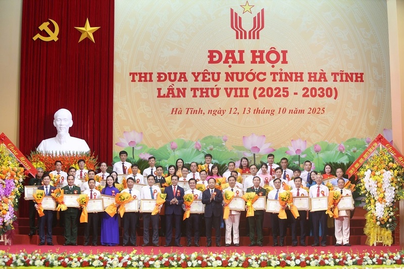 Trao tặng Huân chương Lao động hạng Nhì cho 3 cá nhân và vinh danh 100 điển hình tiêu biểu xuất sắc toàn tỉnh Hà Tĩnh. Ảnh: Thành Sen