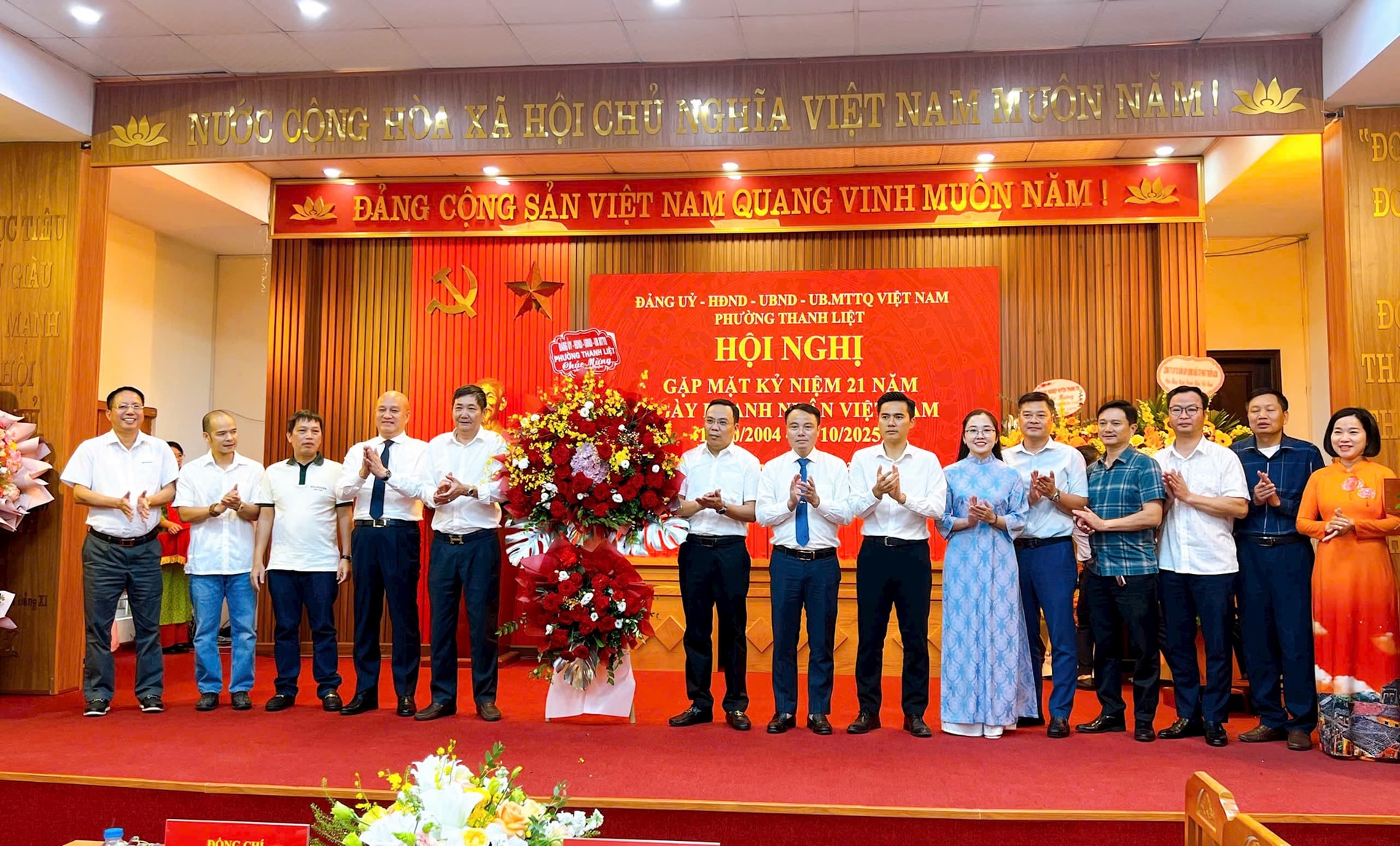 LãnhNhân dịp này, UBND phường Thanh Liệt đã trao quà tri ân các doanh nhân tiêu biểu, những người có nhiều đóng góp cho sự phát triển kinh tế - xã hội của địa phương.
