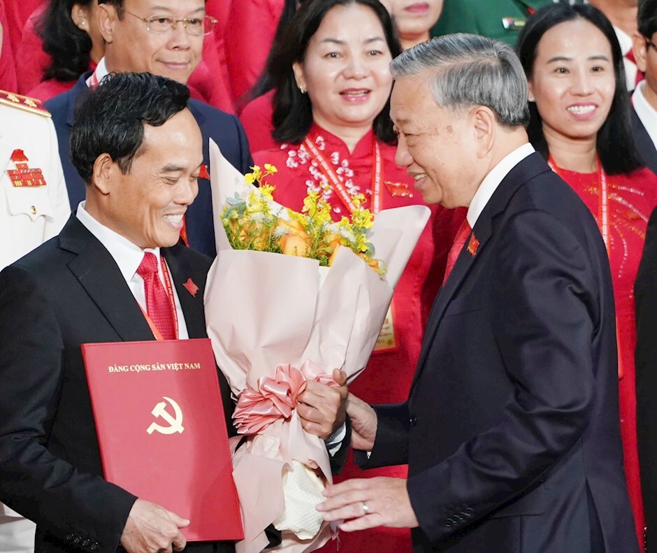 Tổng Bí thư Tô Lâm tặng hoa chúc mừng Bí thư Thành ủy TP. Hồ Chí Minh Trần Lưu Quang