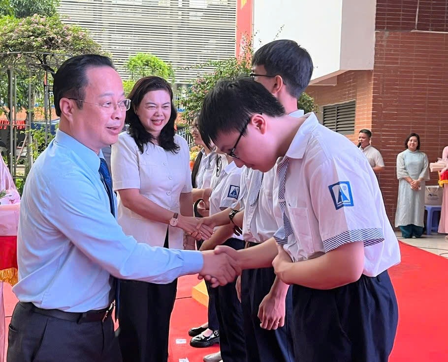 1410-hn-cong-bo-13-doi-tuyen-2.jpg