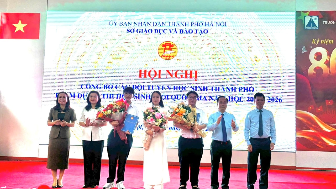1410-hn-cong-bo-13-doi-tuyen-15.jpg