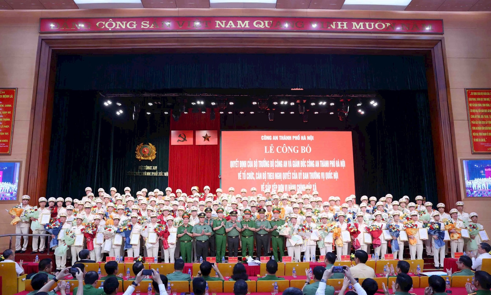 Ban Giám đốc Công an thành phố Hà Nội trao quyết định thành lập 126 Công an xã, phường. Ảnh: MH
