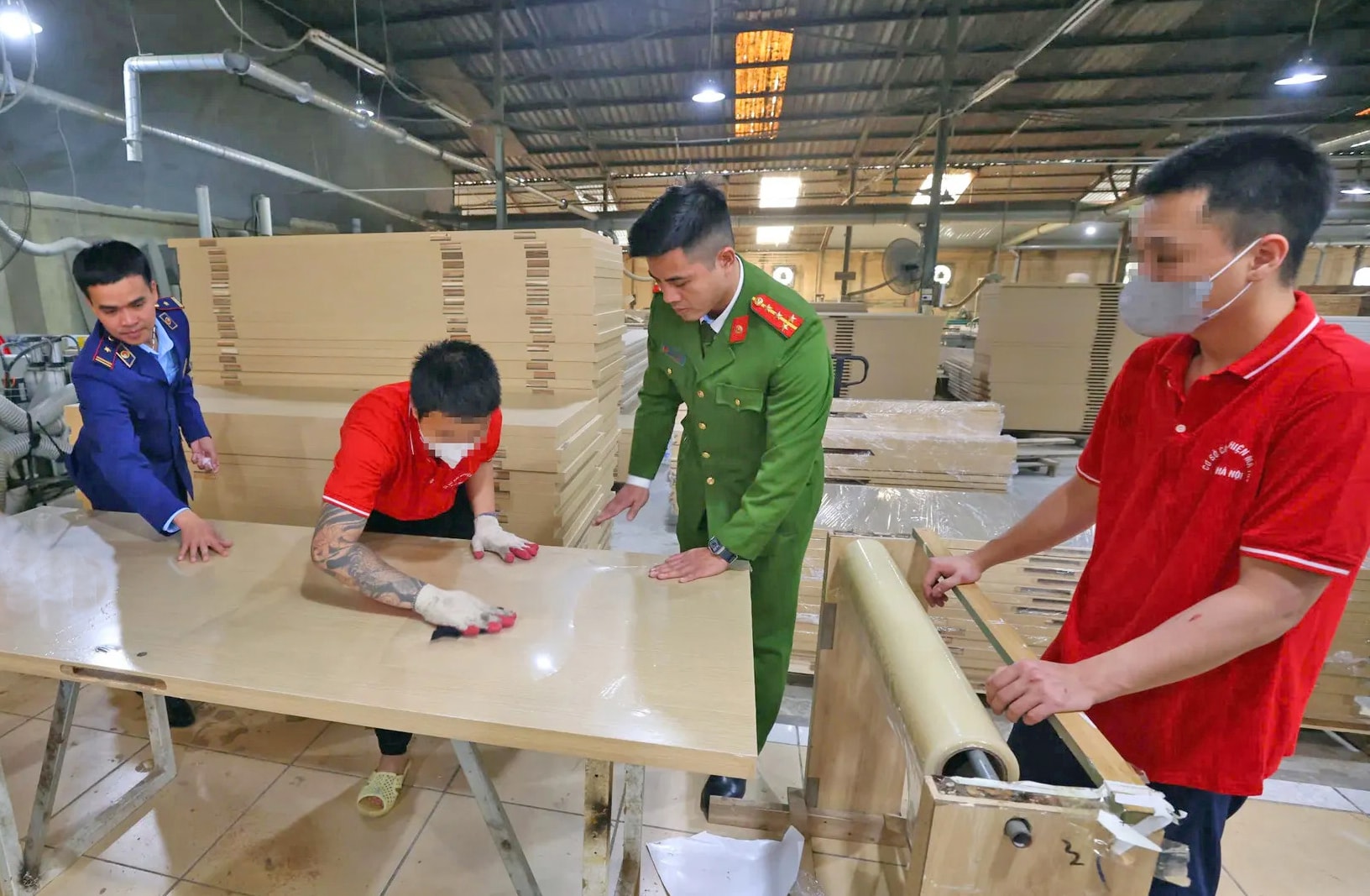can-bo-co-so-cai-nghien-so-4-thuoc-phong-canh-sat-dieu-tra-toi-pham-ve-ma-tuy-cong-an-thanh-pho-ha-noi-huong-dan-hoc-vien-trong-gio-lao-dong..jpg