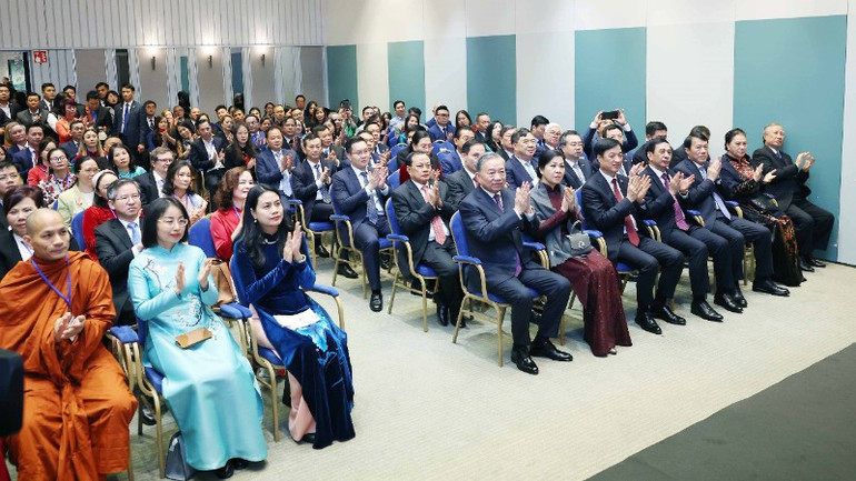 Tổng Bí thư Tô Lâm và Phu nhân gặp gỡ cán bộ Đại sứ quán Việt Nam và cộng đồng người Việt tại Bắc Âu. (Ảnh: Thống Nhất/TTXVN).